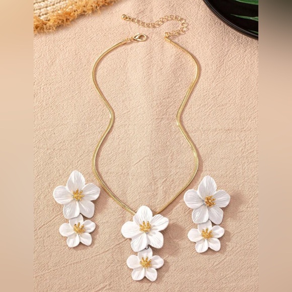 White Flower Earrings and Necklace Set - Picture 5 of 7